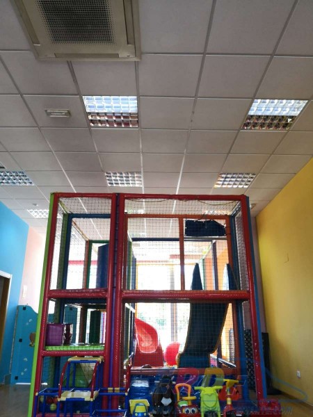 Parque de bolas infantil con toboganes