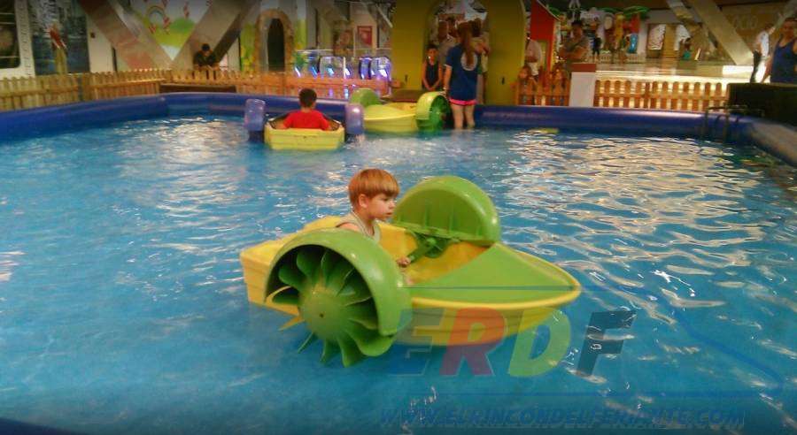 Piscina de agua con barcas - foto 1
