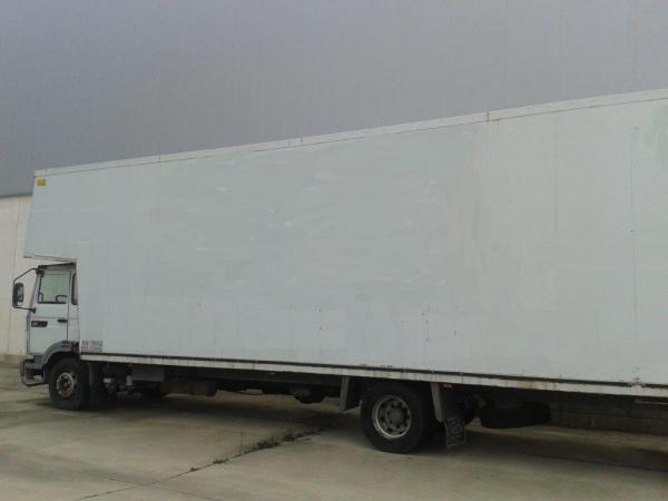 Camión con caja larga