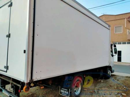 Camión renault porta contenedores