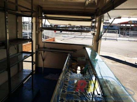 Camion nissan cabstar modificado la caja para un puesto de v