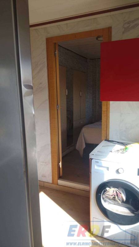 Trailer vivienda con ocho petacas hidraulicas de tres dormit